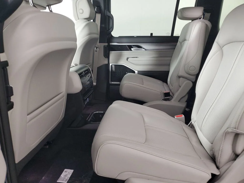New 2026 Bright White Clear-Coat Exterior Paint Jeep Limited Reserve image 13