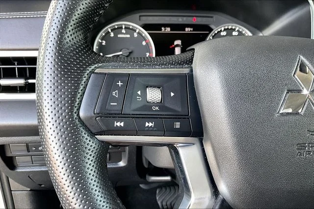 Used 2025 Gray Mitsubishi SE image 10
