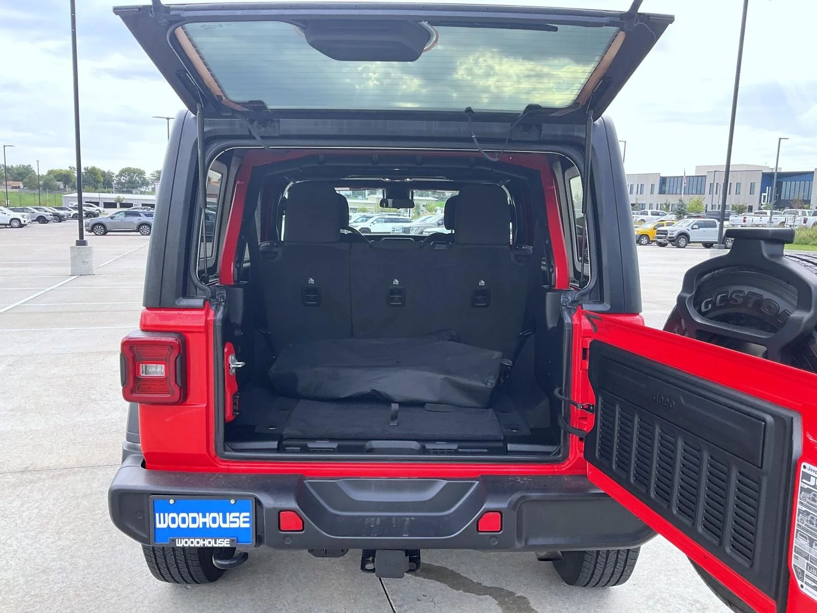 Used 2022 Red Jeep Unlimited Sport Altitude image 9