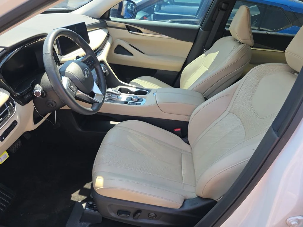 Certified Used 2024 White INFINITI LUXE image 6
