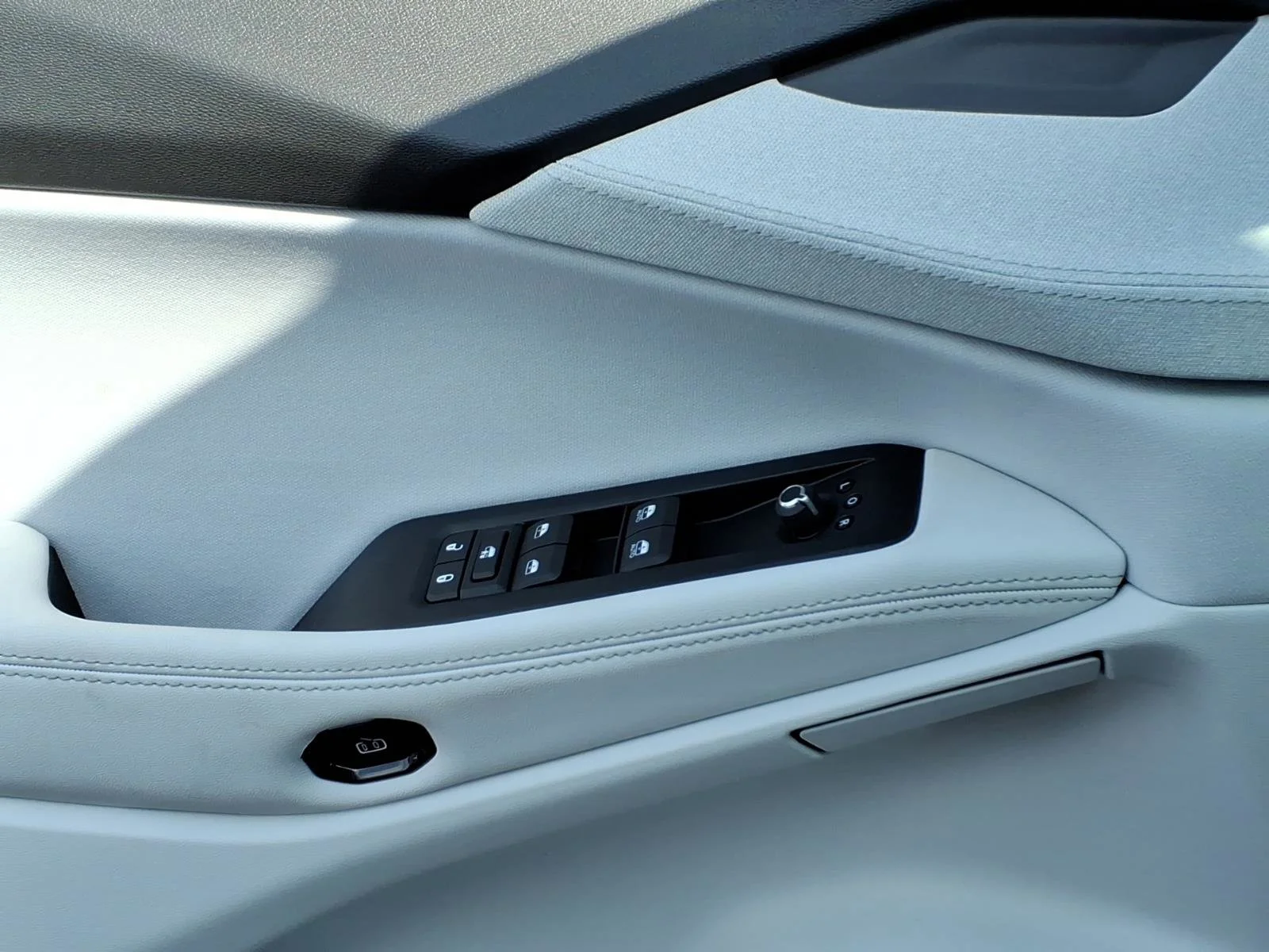 New 2026 Bright White Clear-Coat Exterior Paint Jeep Laredo image 14