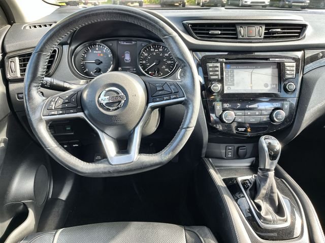 Used 2017 White Nissan SL image 13