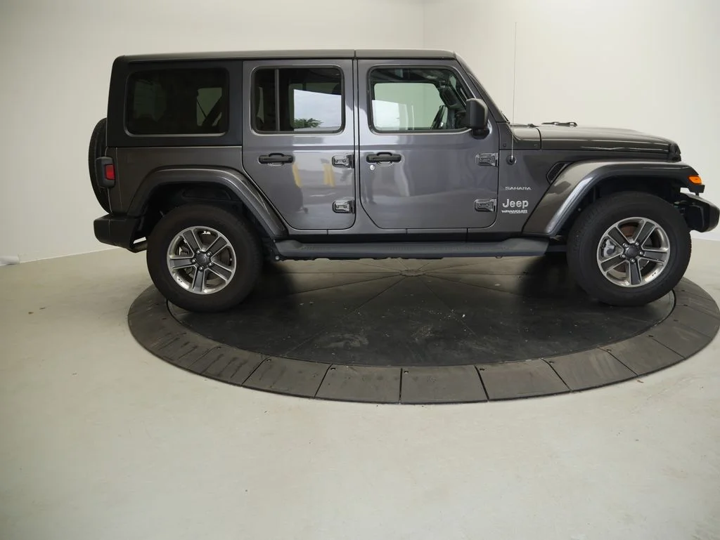Used 2018 Crystal Metallic Jeep Unlimited Sahara image 6