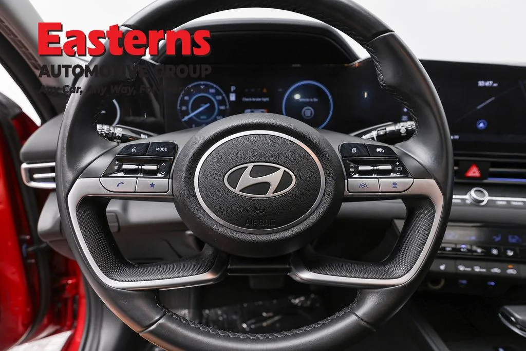 Used 2025 Red Hyundai SEL Convenience image 10