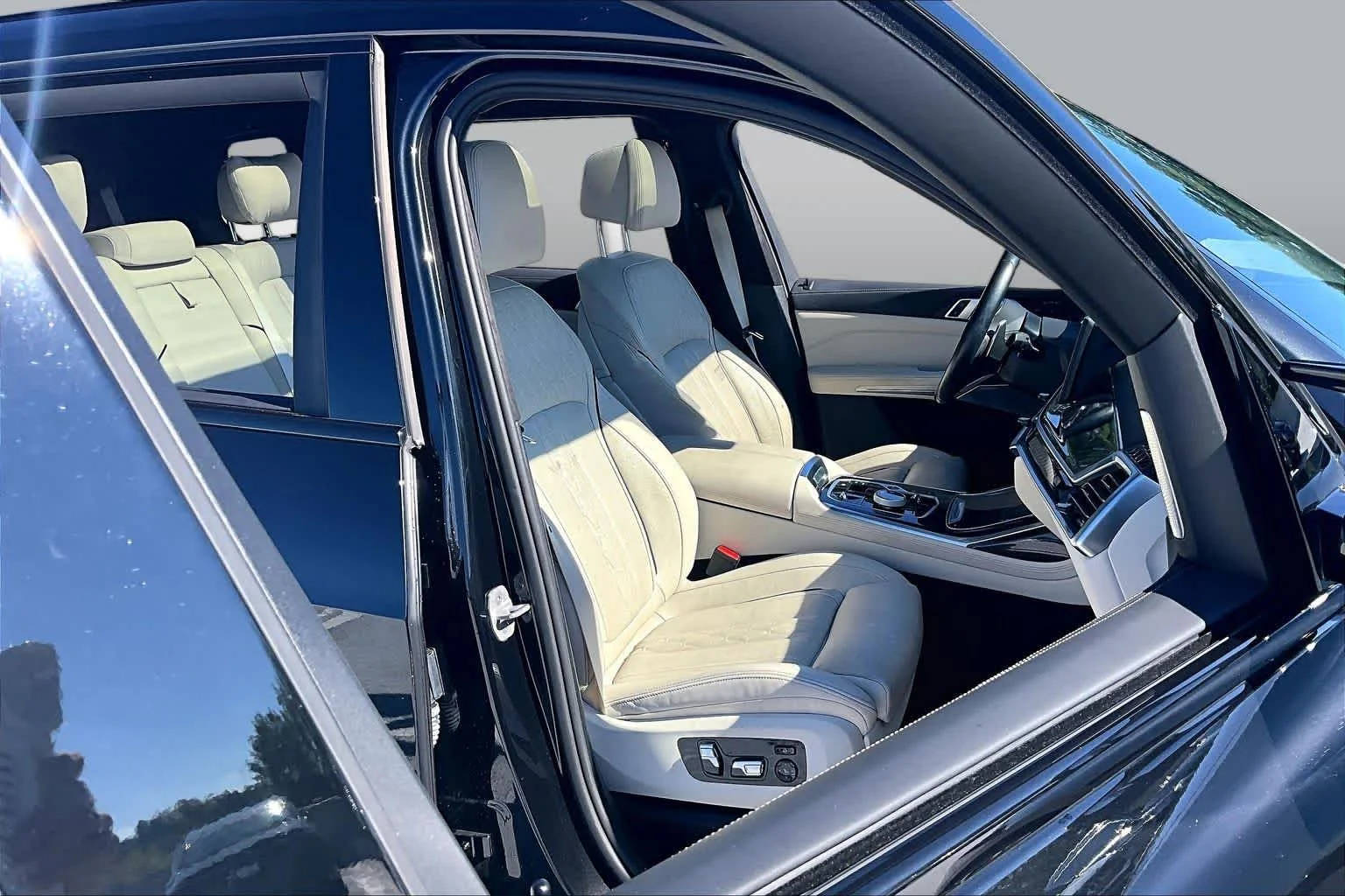Used 2024 Black Sapphire Metallic BMW M60i image 9
