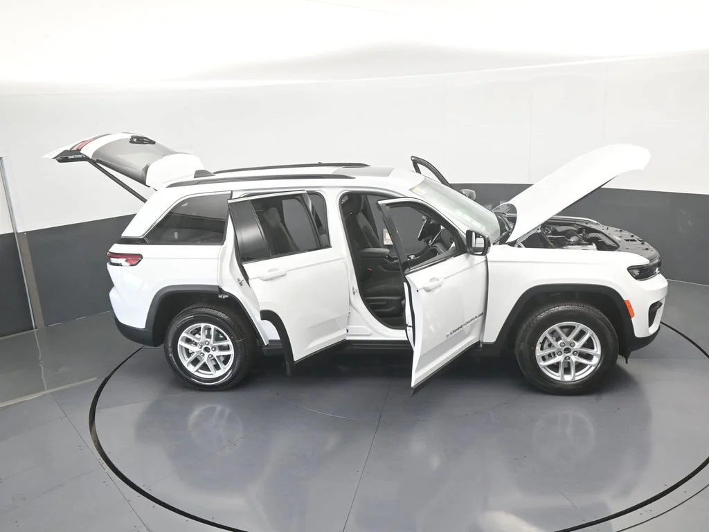 New 2026 Bright White Clear-Coat Exterior Paint Jeep Laredo X image 66