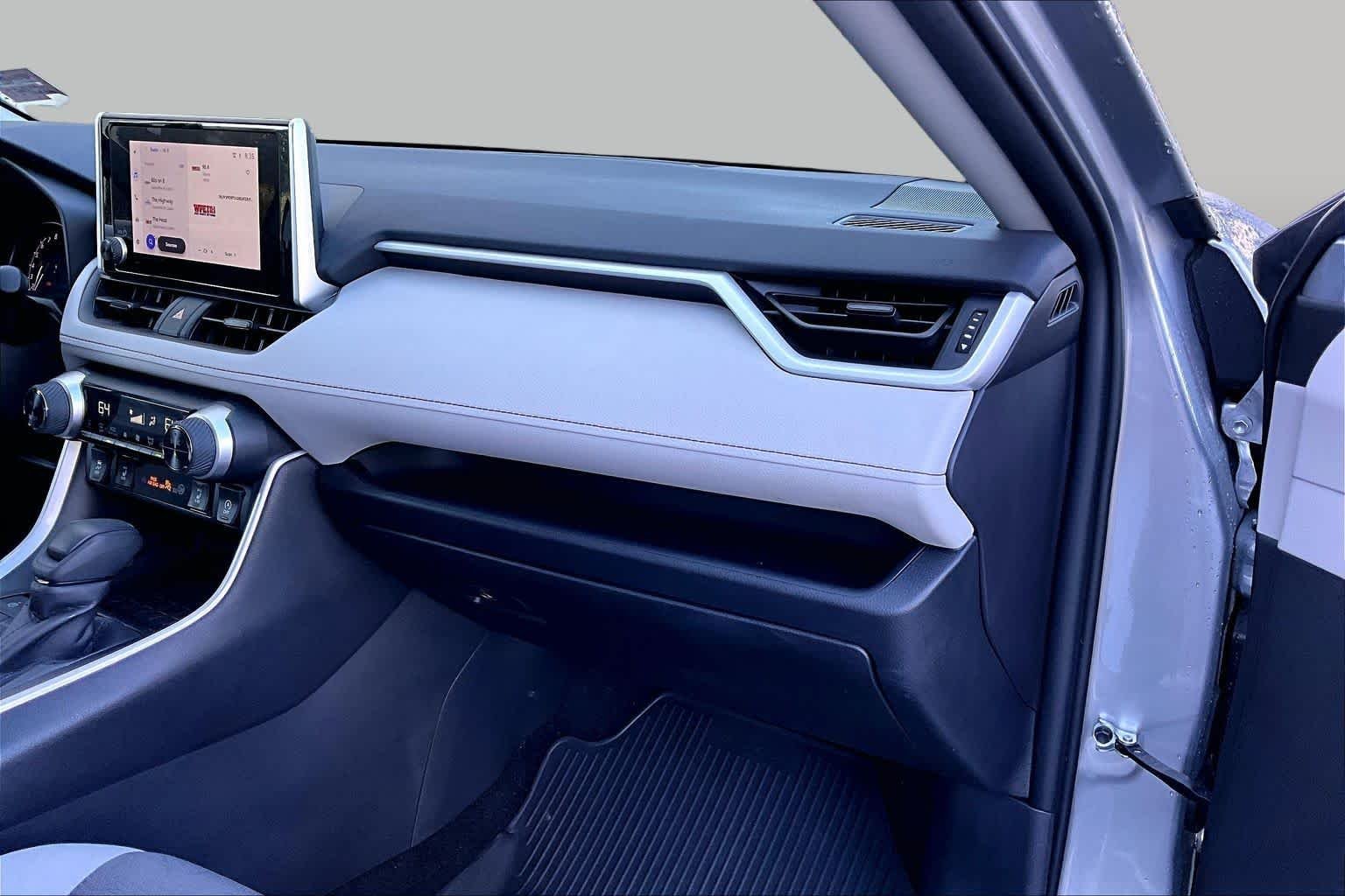 2025 Toyota RAV4 XLE - Photo 36
