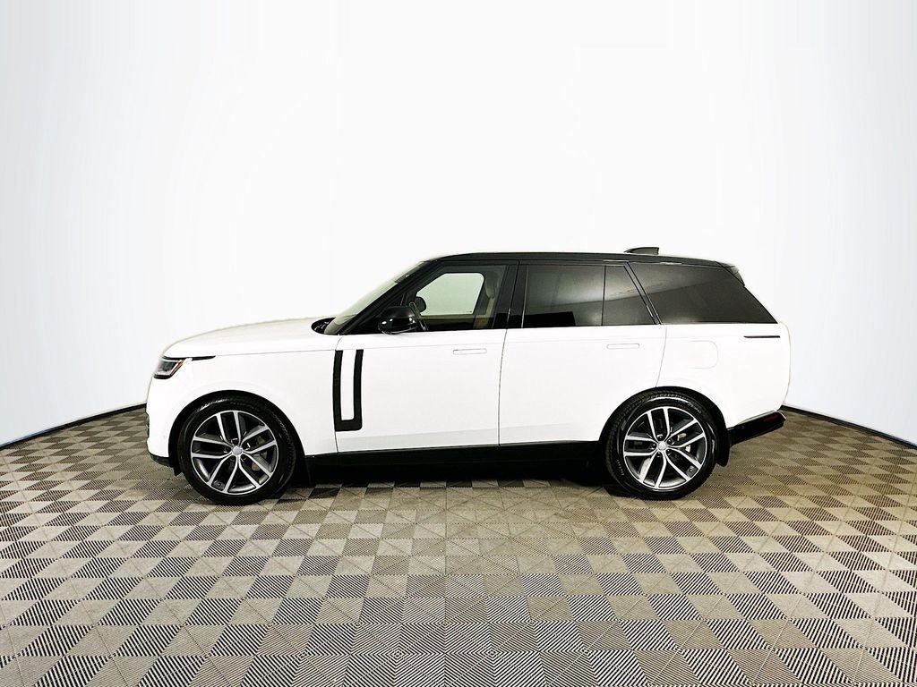 Used 2025 White Land Rover SE image 4
