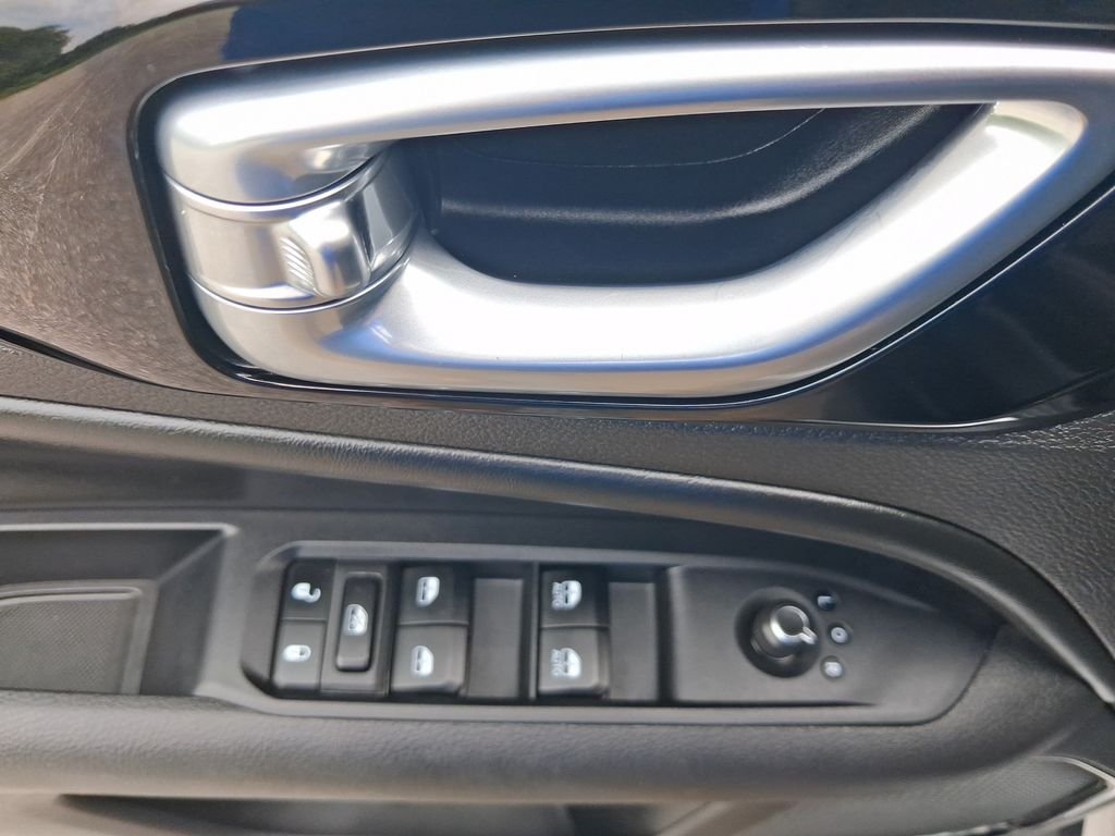Used 2025 Silver Jeep Latitude image 13