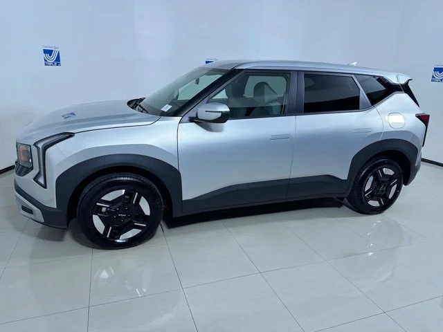 New 2027 IVORY SILVER Kia LX image 4