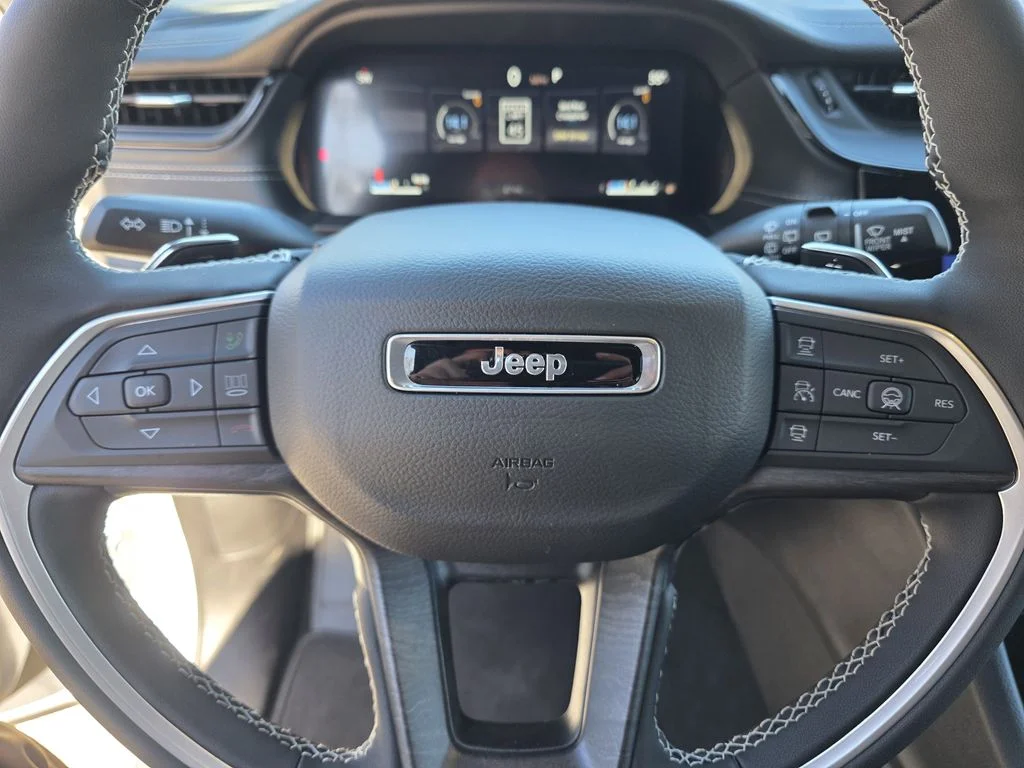 New 2026 Bright White Clear-Coat Exterior Paint Jeep Limited image 30