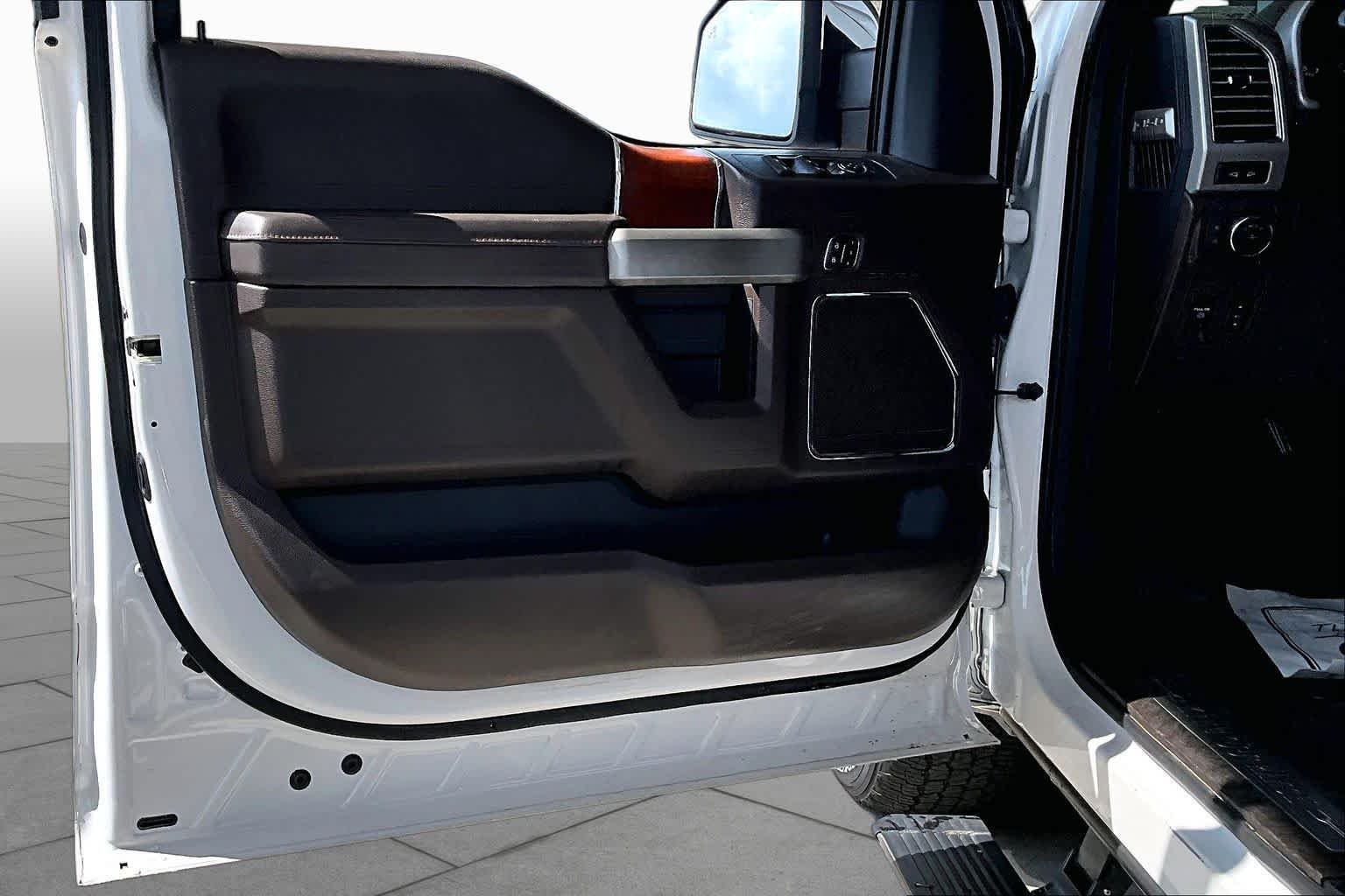 Used 2018 White Platinum Metallic Tri-Coat Ford King Ranch image 22