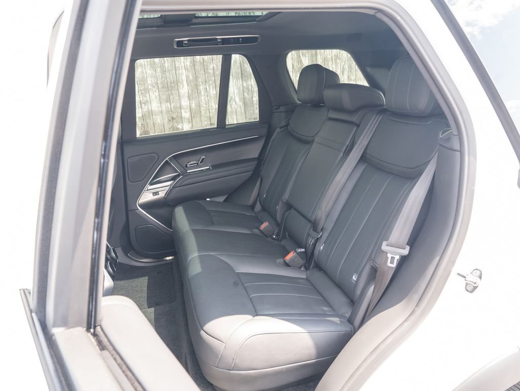 Used 2024 White Land Rover SE image 35