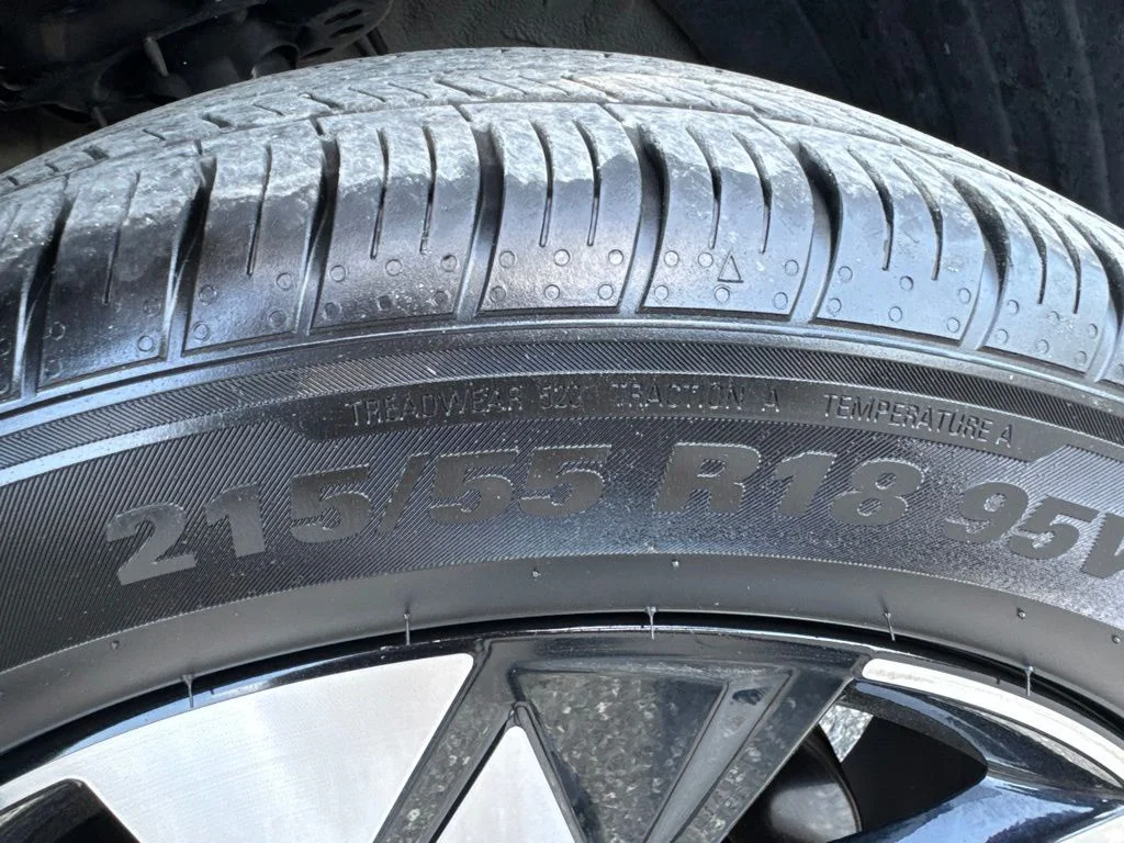 Used 2025 Black Hyundai SEL image 31