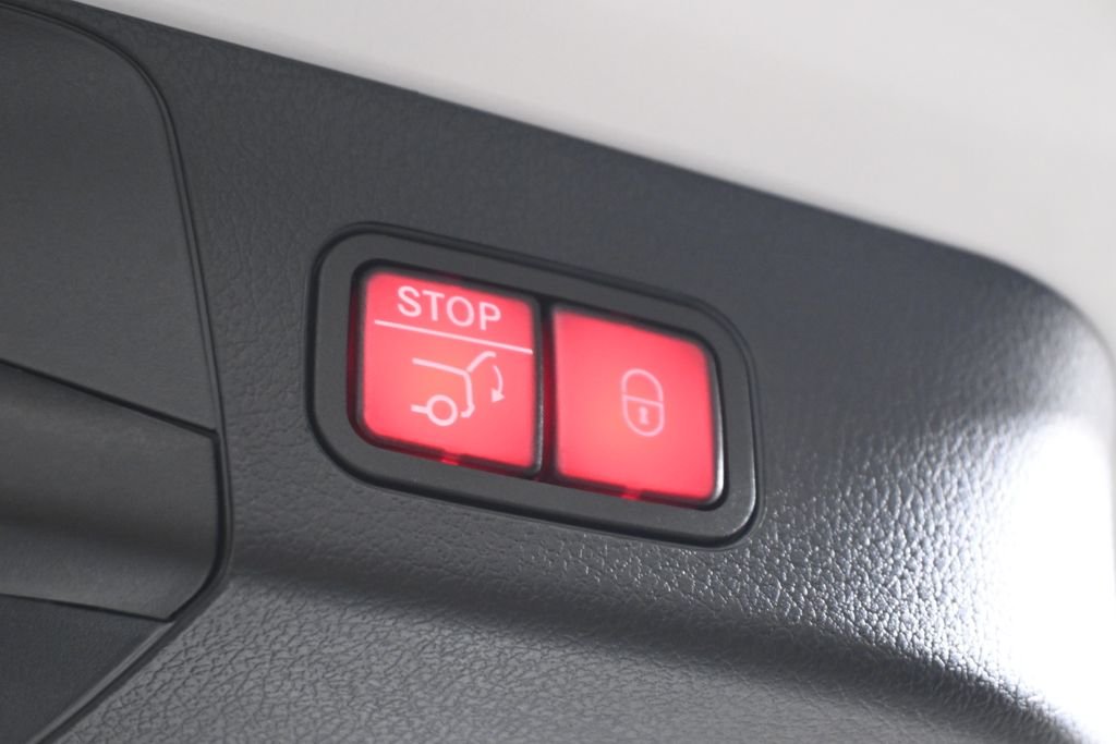 Used 2026 Polar White Mercedes-Benz GLB 250 image 36