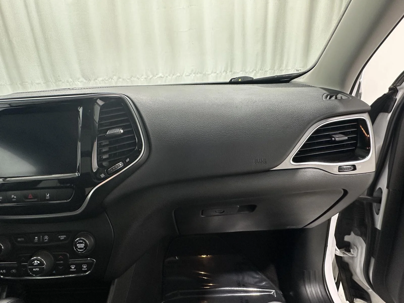 Used 2019 Bright White Clearcoat Jeep Limited image 25