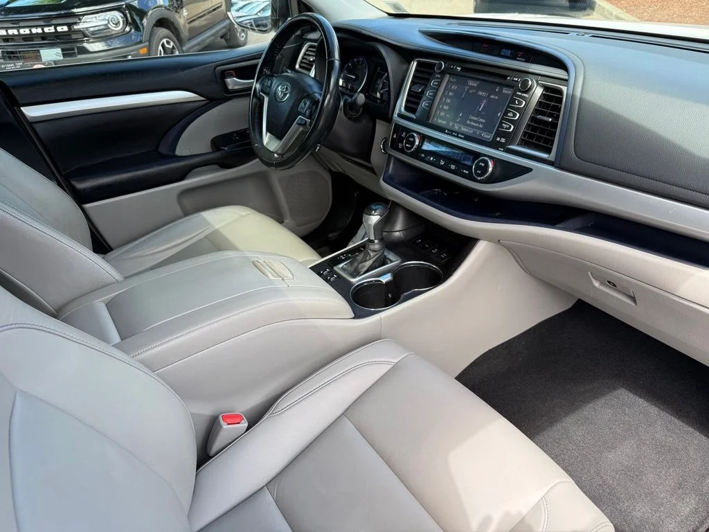 Used 2019 White Toyota XLE image 34