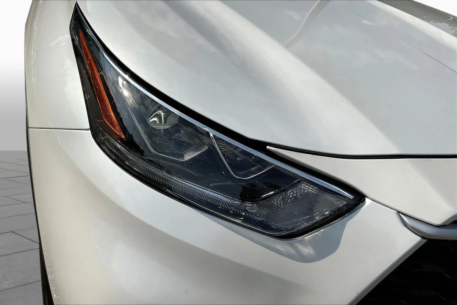 Used 2022 Wind Chill Pearl Toyota Hybrid Bronze Edition image 28