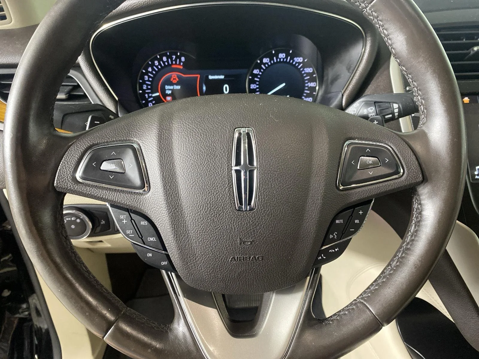 Used 2019 Infinite Black Metallic Lincoln Select image 14