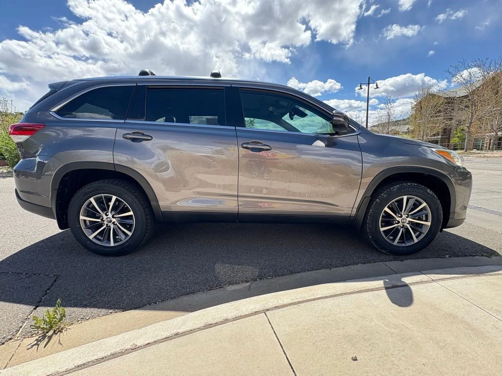Used 2019 Predawn Gray Mica Toyota XLE image 10