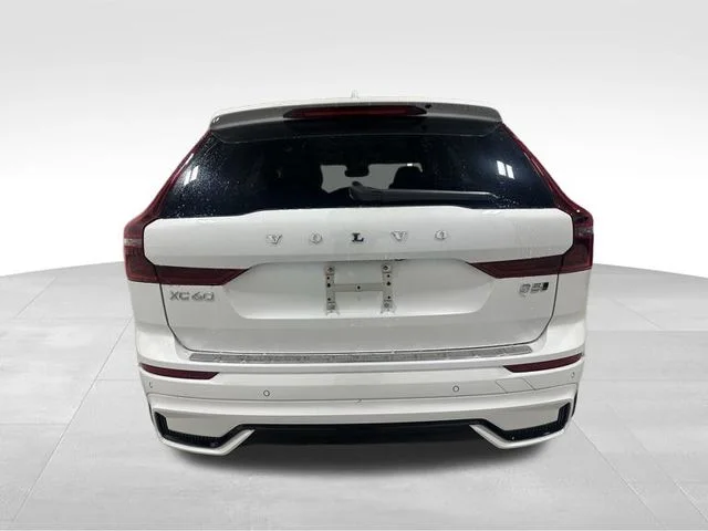 New 2026 Crystal White Volvo B5 Plus image 7