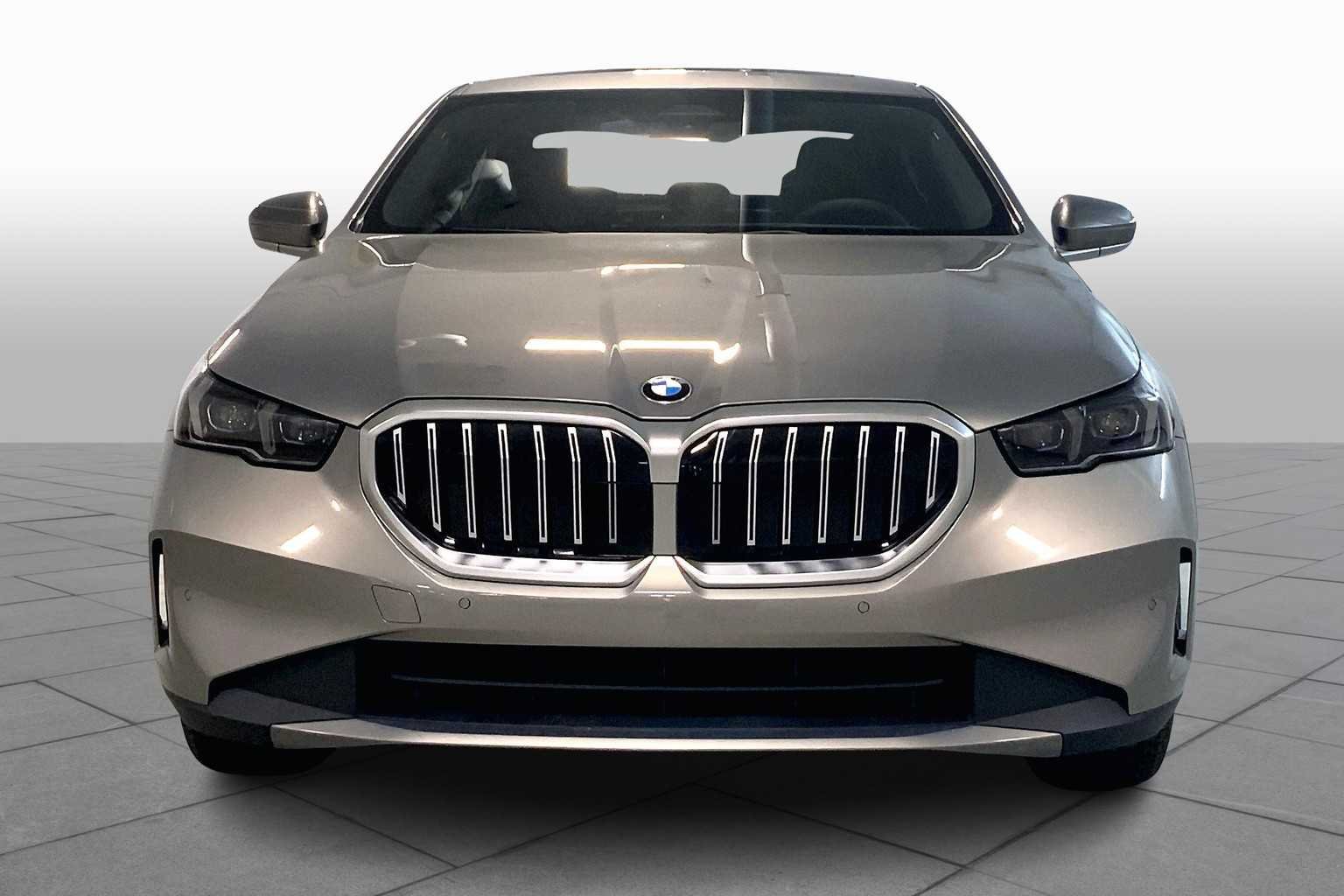 New 2026 Oxide Grey Metallic BMW 530i xDrive image 3