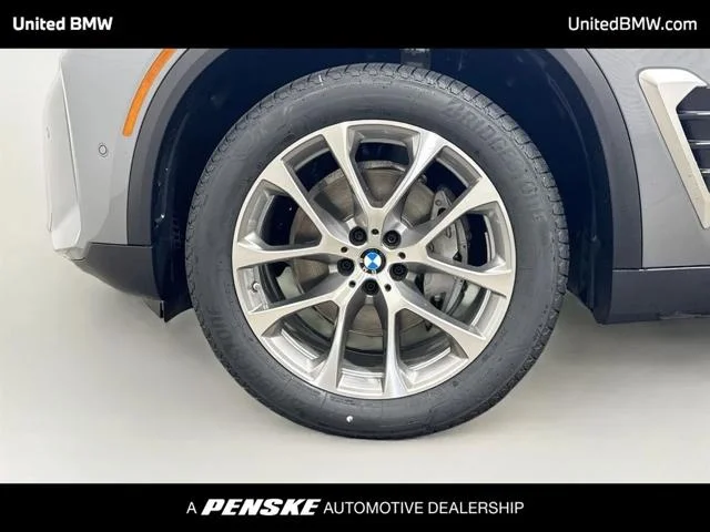 New 2026 Skyscraper Grey Metallic BMW X5 40i image 2