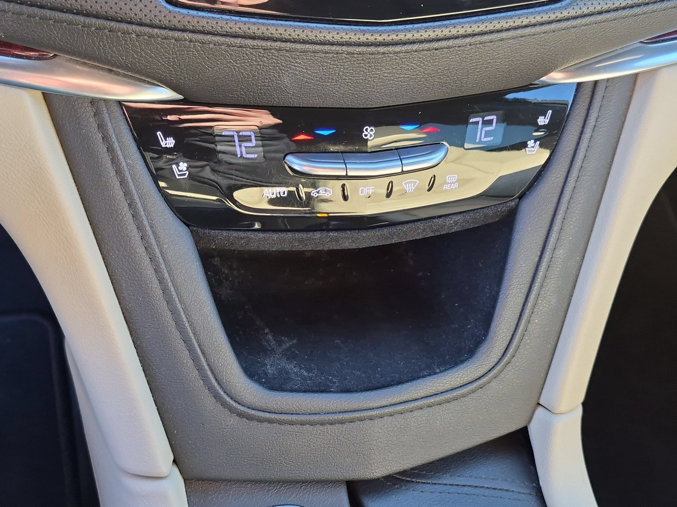 Used 2019 Crystal White Tricoat Cadillac Premium Luxury FWD image 25