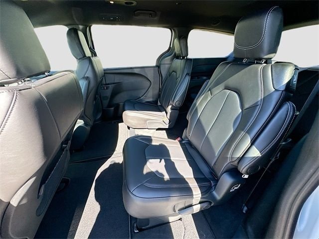 New 2026 Bright White Clear-Coat Exterior Paint Chrysler LX image 16