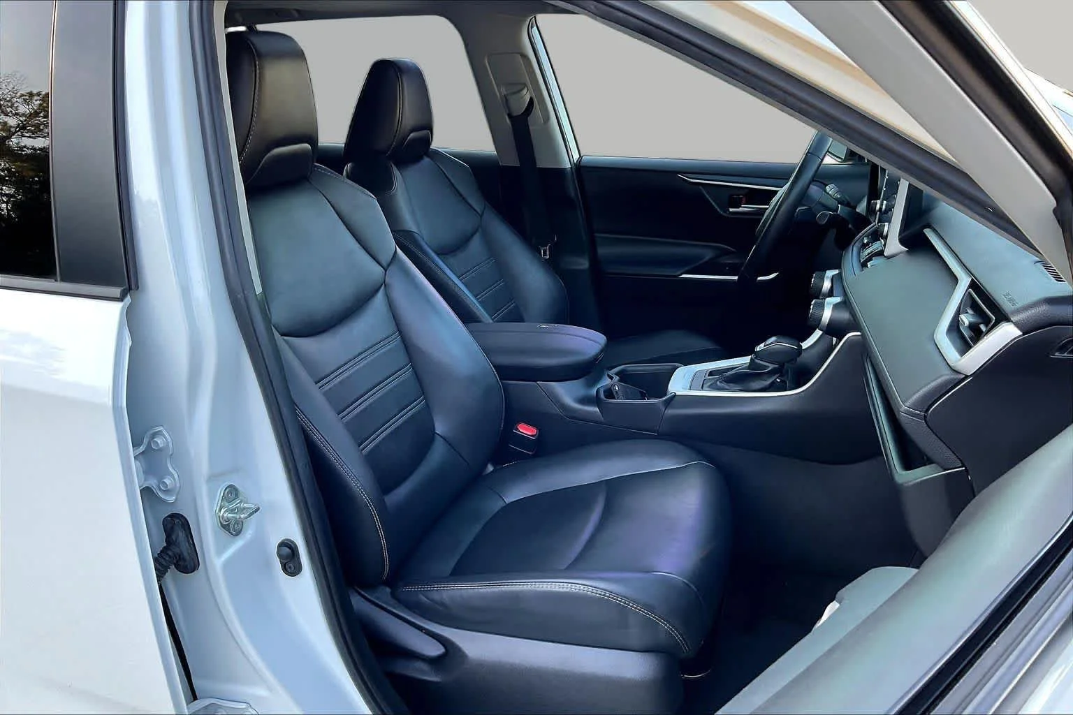 Used 2022 Blizzard Pearl Toyota XLE Premium image 9