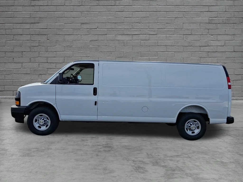 New 2026 Summit White Chevrolet WT image 5