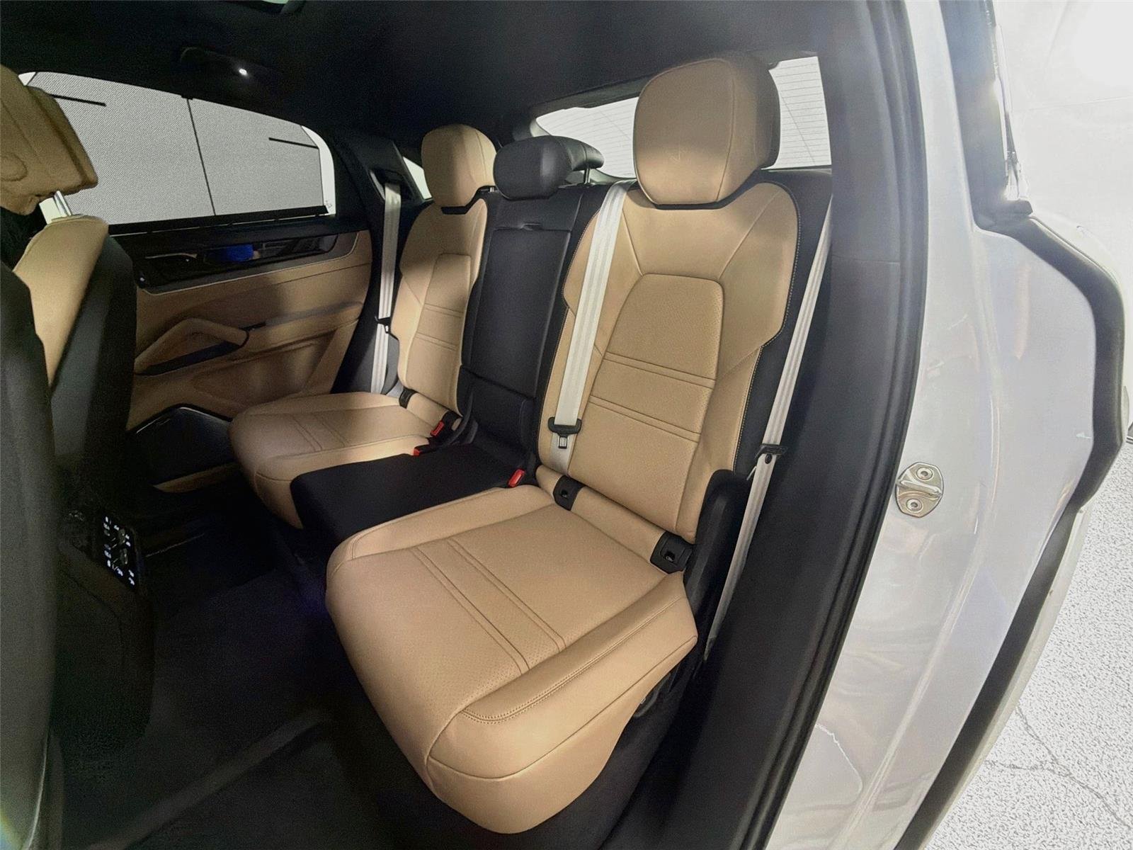 Certified Used 2025 Carrara White Metallic Porsche Turbo E-Hybrid Coupé image 25