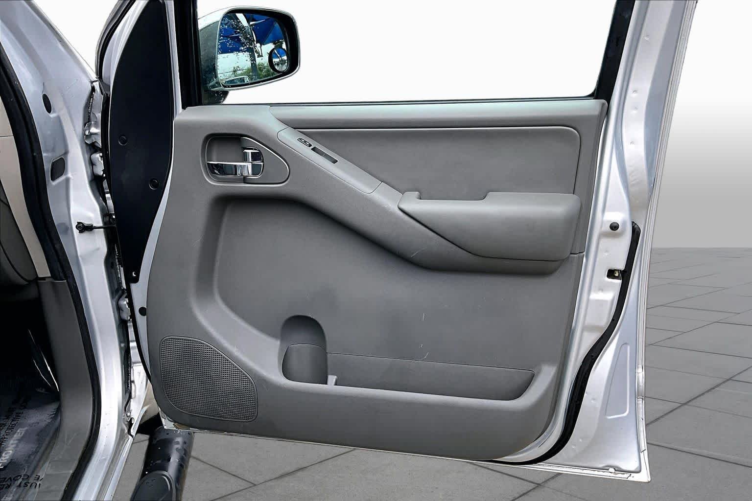 Used 2011 Radiant Silver Nissan SL image 21