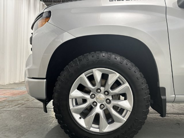 Used 2022 Silver Chevrolet Custom image 21