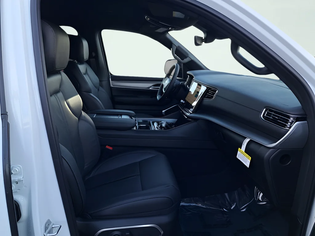 New 2026 Bright White Clear-Coat Exterior Paint Jeep Limited Altitude image 19