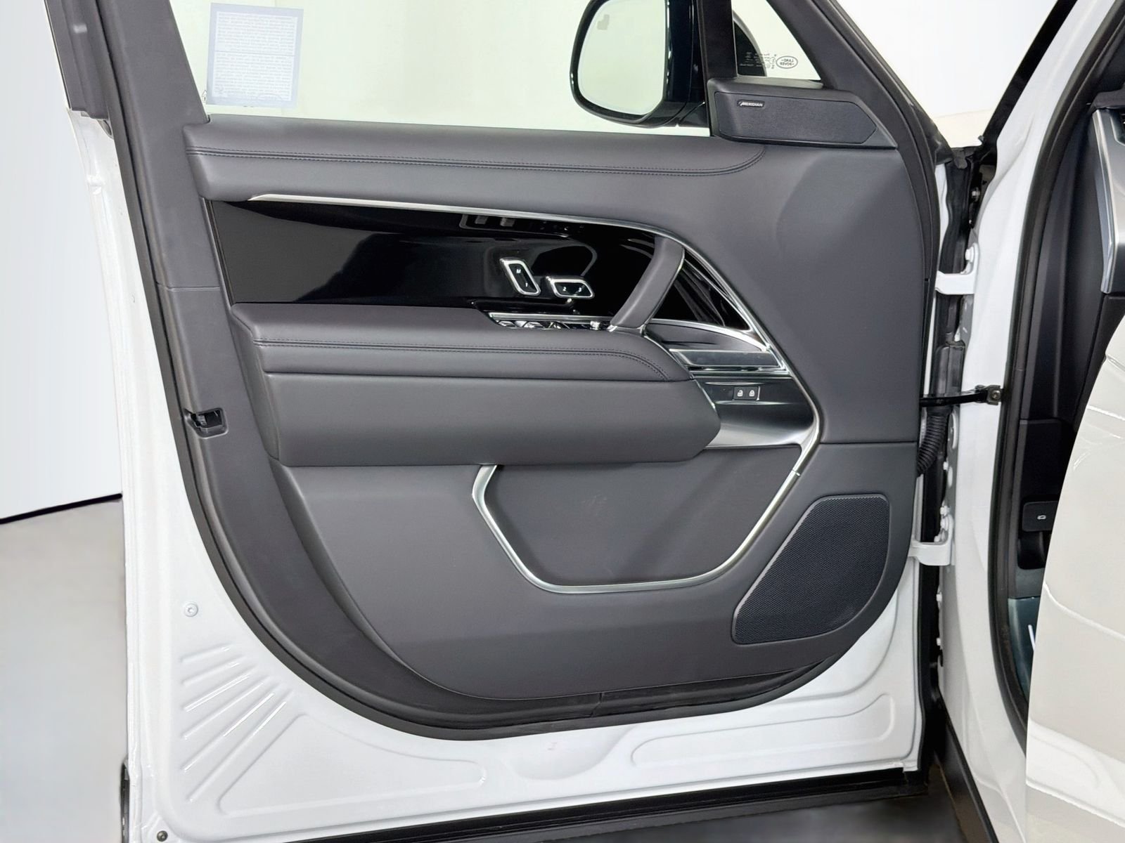 New 2026 Fuji White LAND ROVER SE 7 Seats image 21