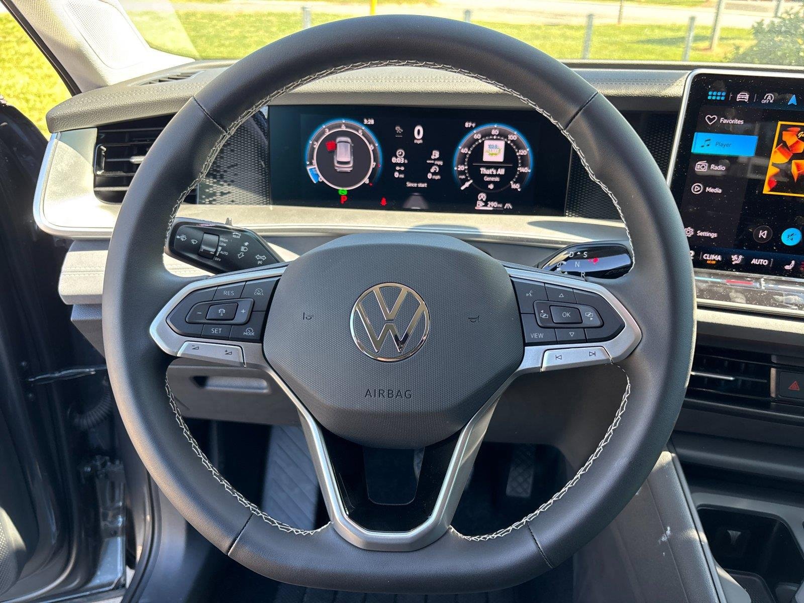 2025 Volkswagen Tiguan SE - Photo 18