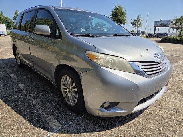Used 2016 Silver Sky Metallic Toyota XLE 8-Passenger image 6
