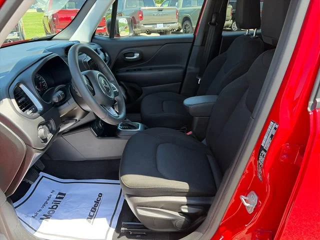 Used 2023  Jeep Latitude image 14