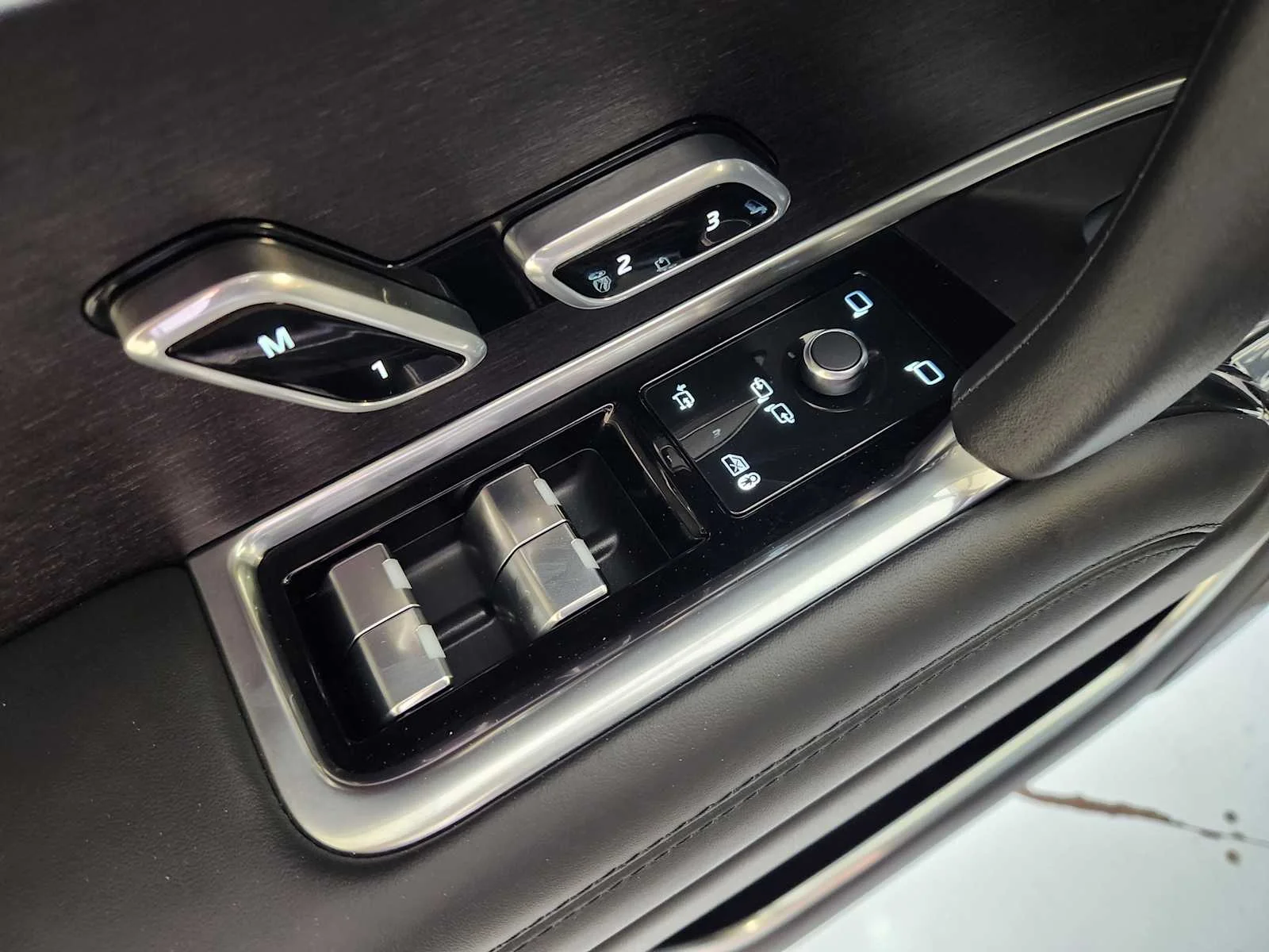 Used 2025 Fuji White Land Rover Autobiography - P530 SWB image 33