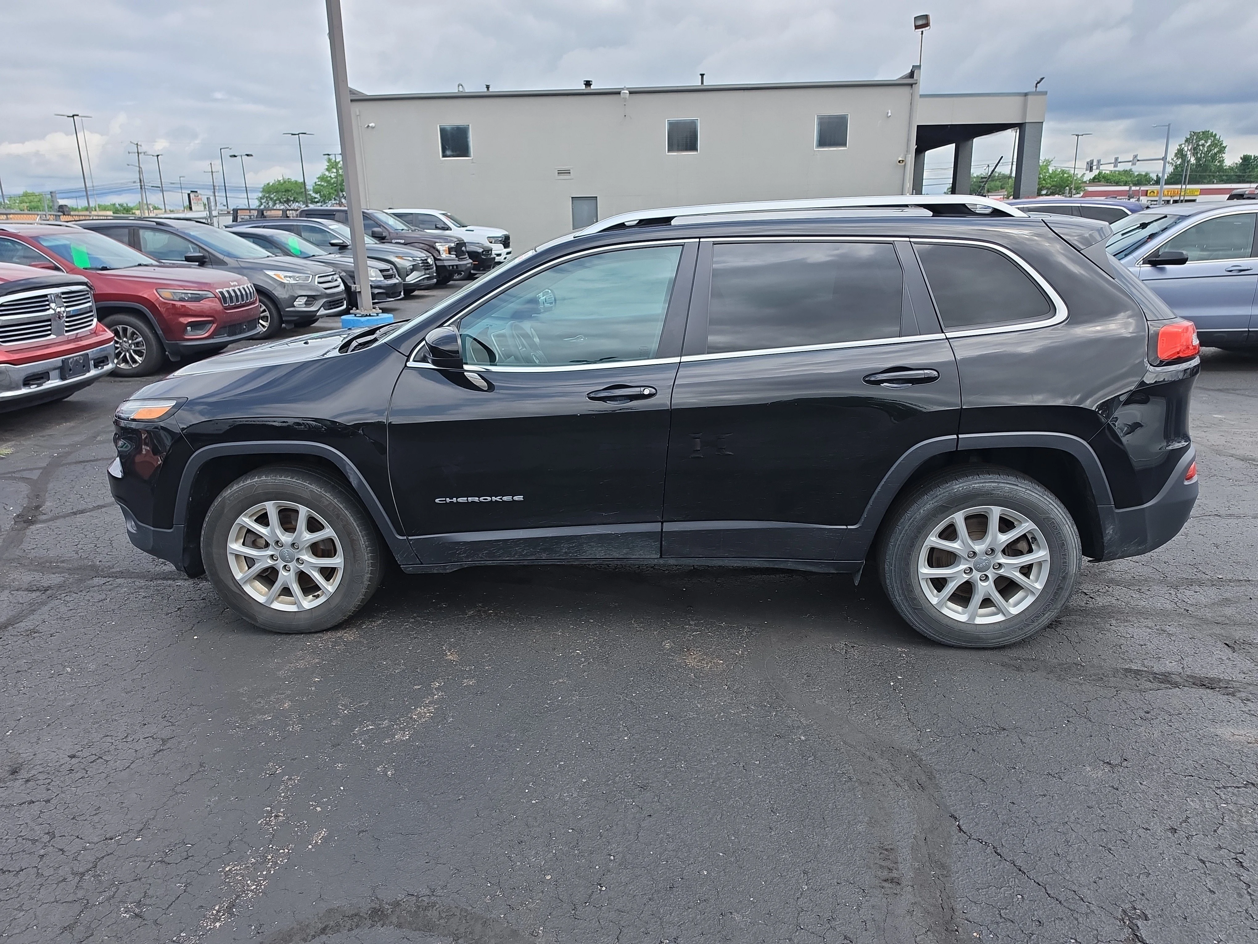 Used 2018 Diamond Black Crystal Pearlcoat Jeep Latitude image 6