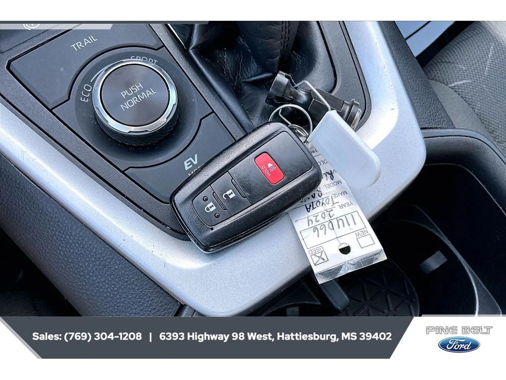 2024 Toyota RAV4 XLE - Photo 9