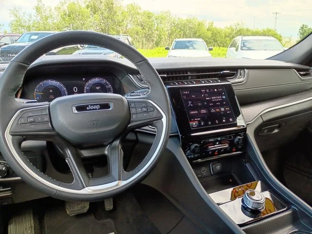 Used 2025 Silver Jeep Laredo X image 10