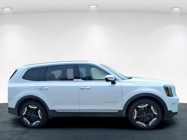 Used 2025 White Kia S image 5