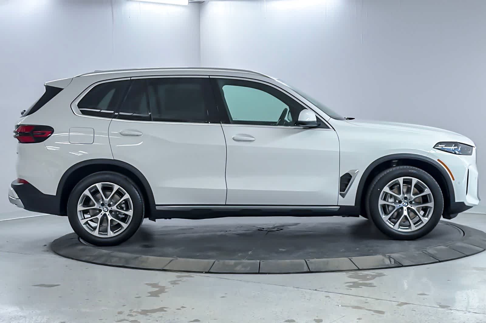 New 2026 Alpine White BMW xDrive40i image 8