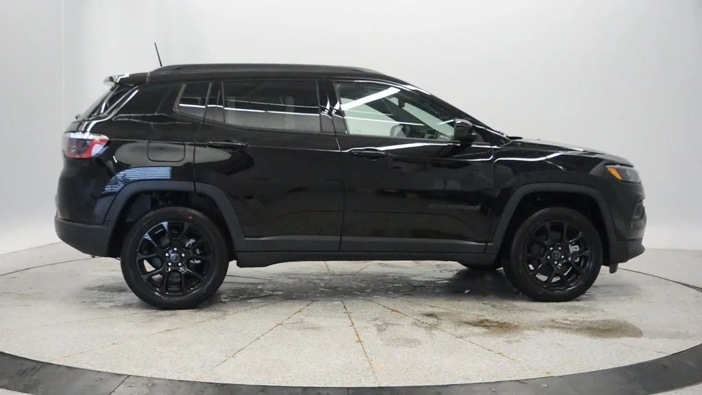 New 2026 Diamond Black Crystal Pearlcoat Jeep Latitude image 11