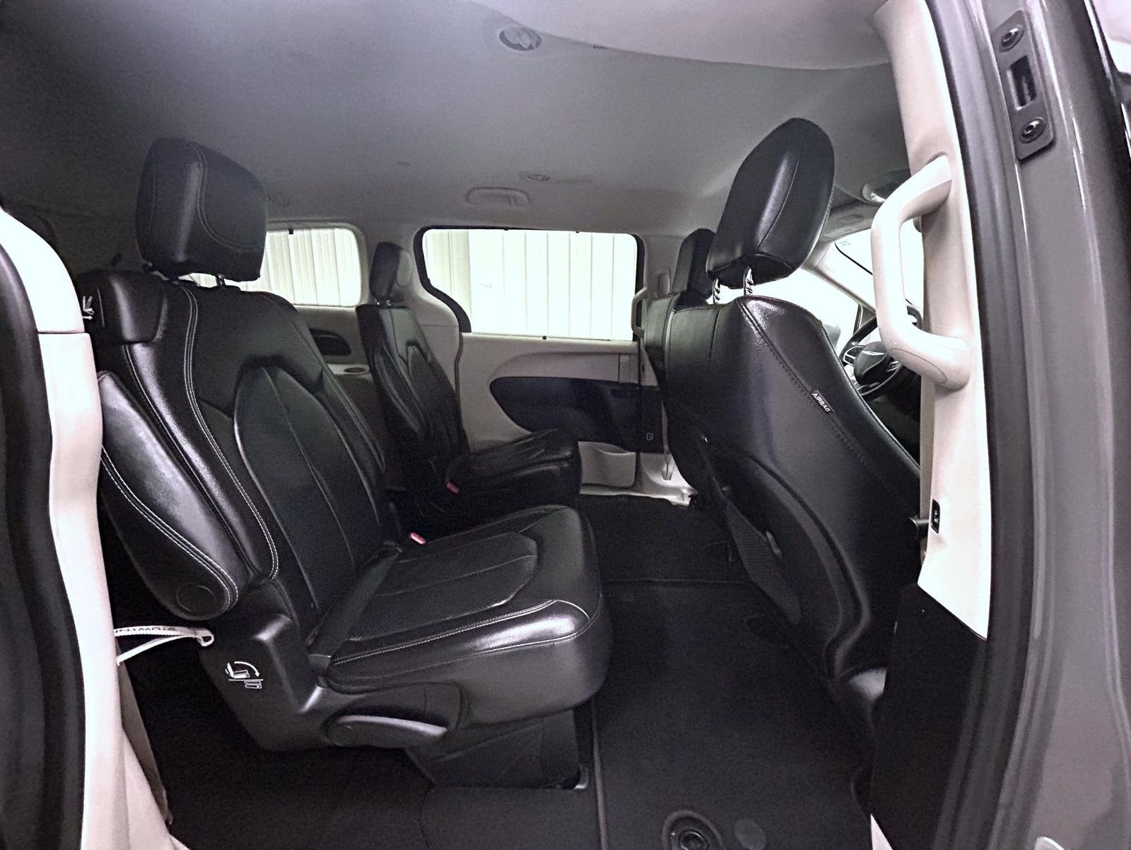 Used 2022 White Chrysler Touring L image 17