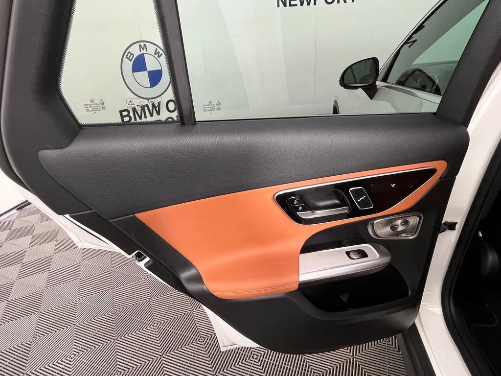 Used 2025  Mercedes-Benz GLC 300 image 26