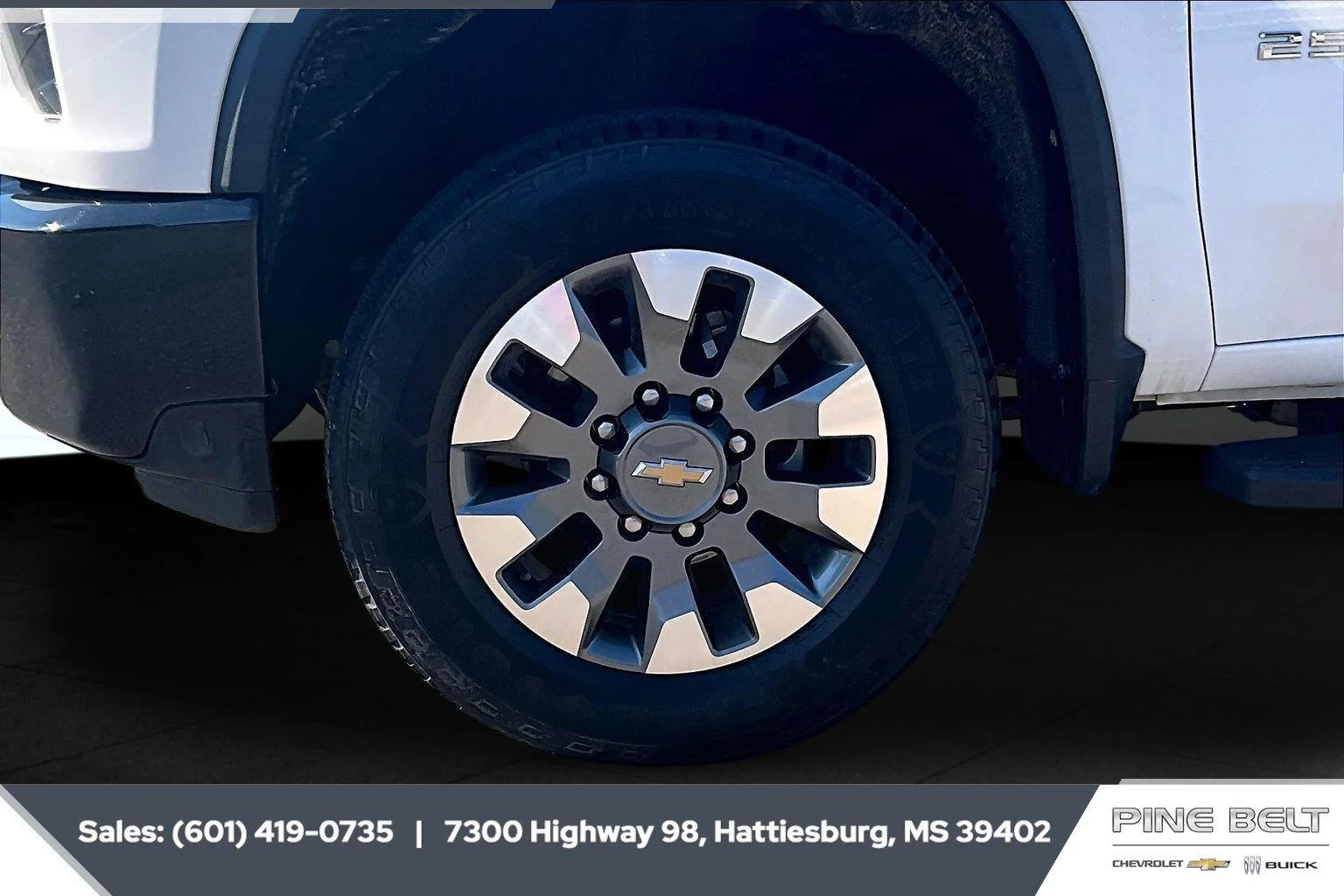Used 2021 Summit White Chevrolet Custom image 8