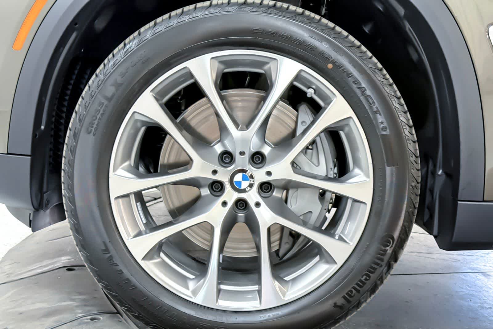 New 2026 Manhattan Green Metallic BMW xDrive50e image 25